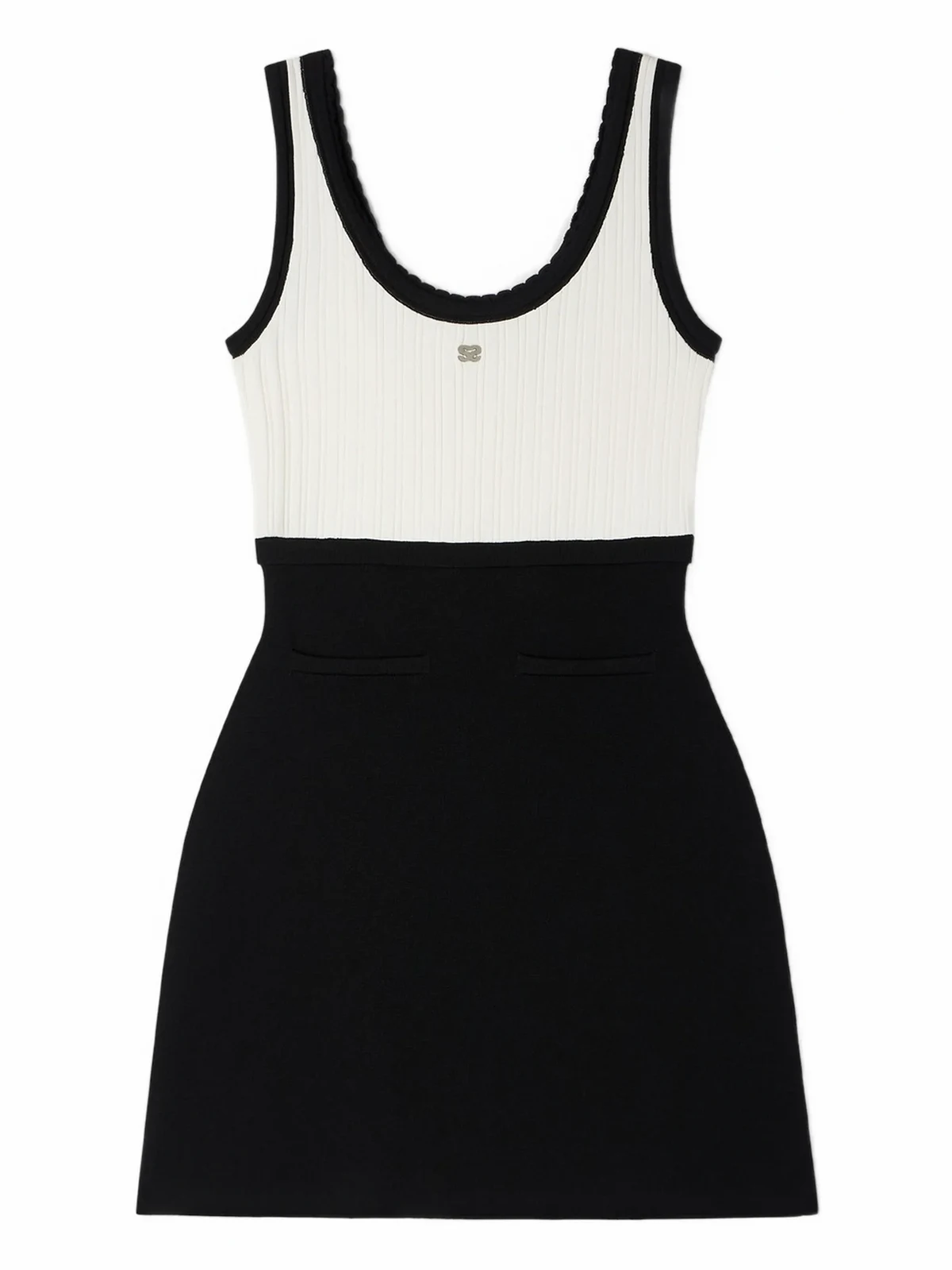 Gestricktes Minikleid mit Rüschen