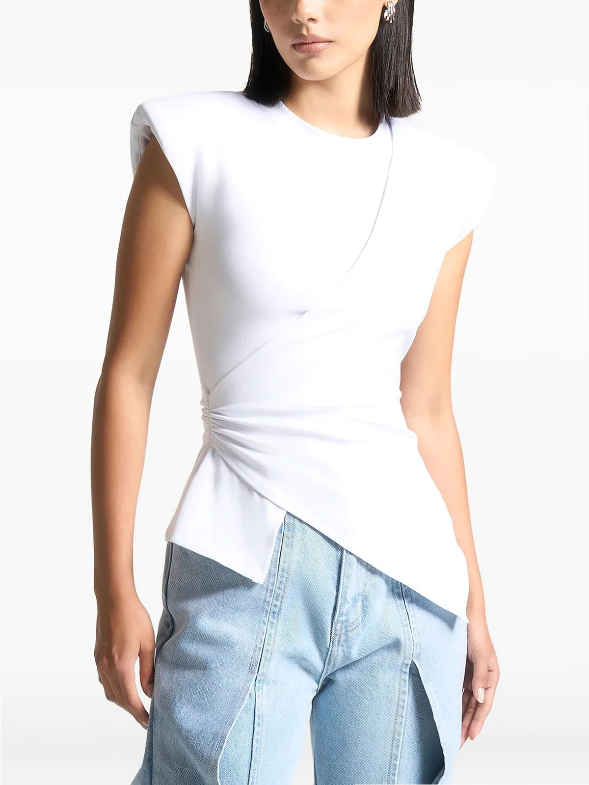 Gerafftes Oberteil mit breiten Schultern