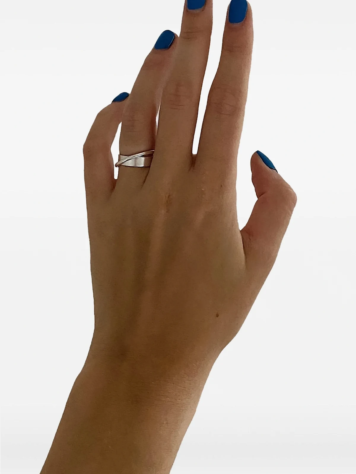 Ring mit überkreuzten Riemen