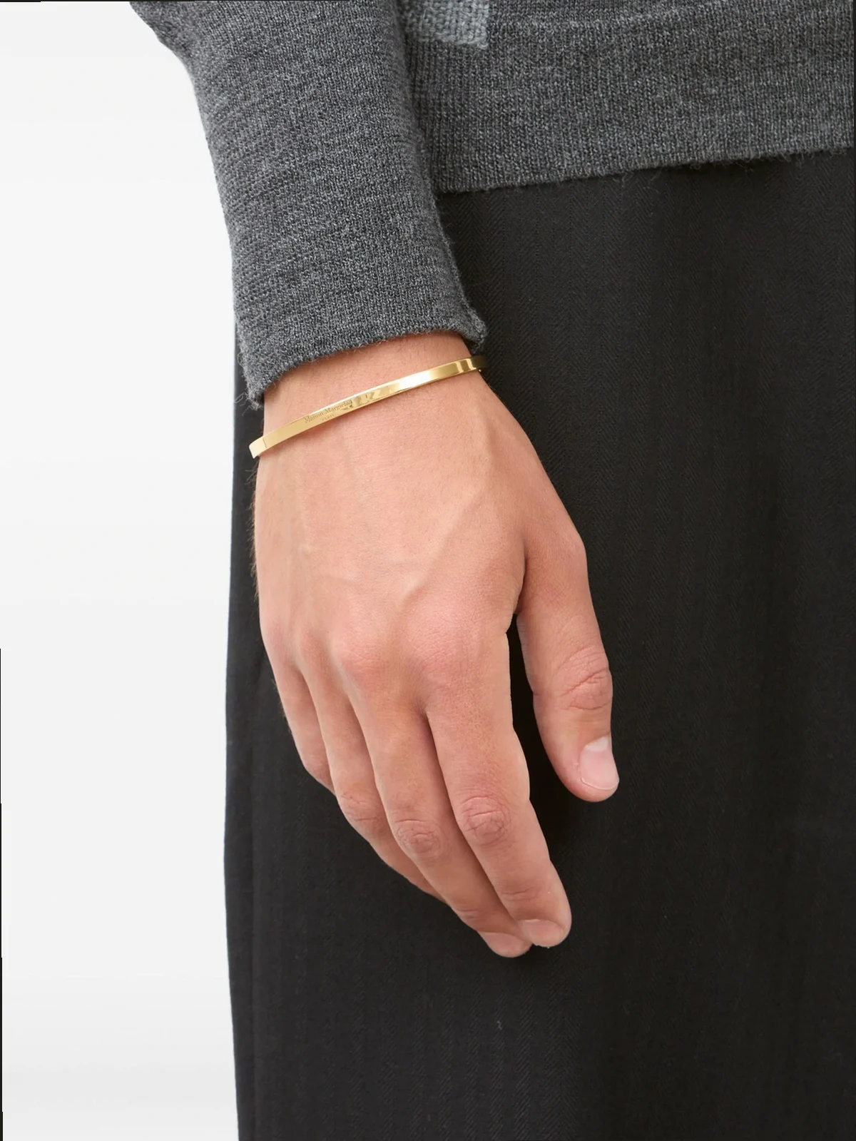 Armspange mit Logo-Referenz