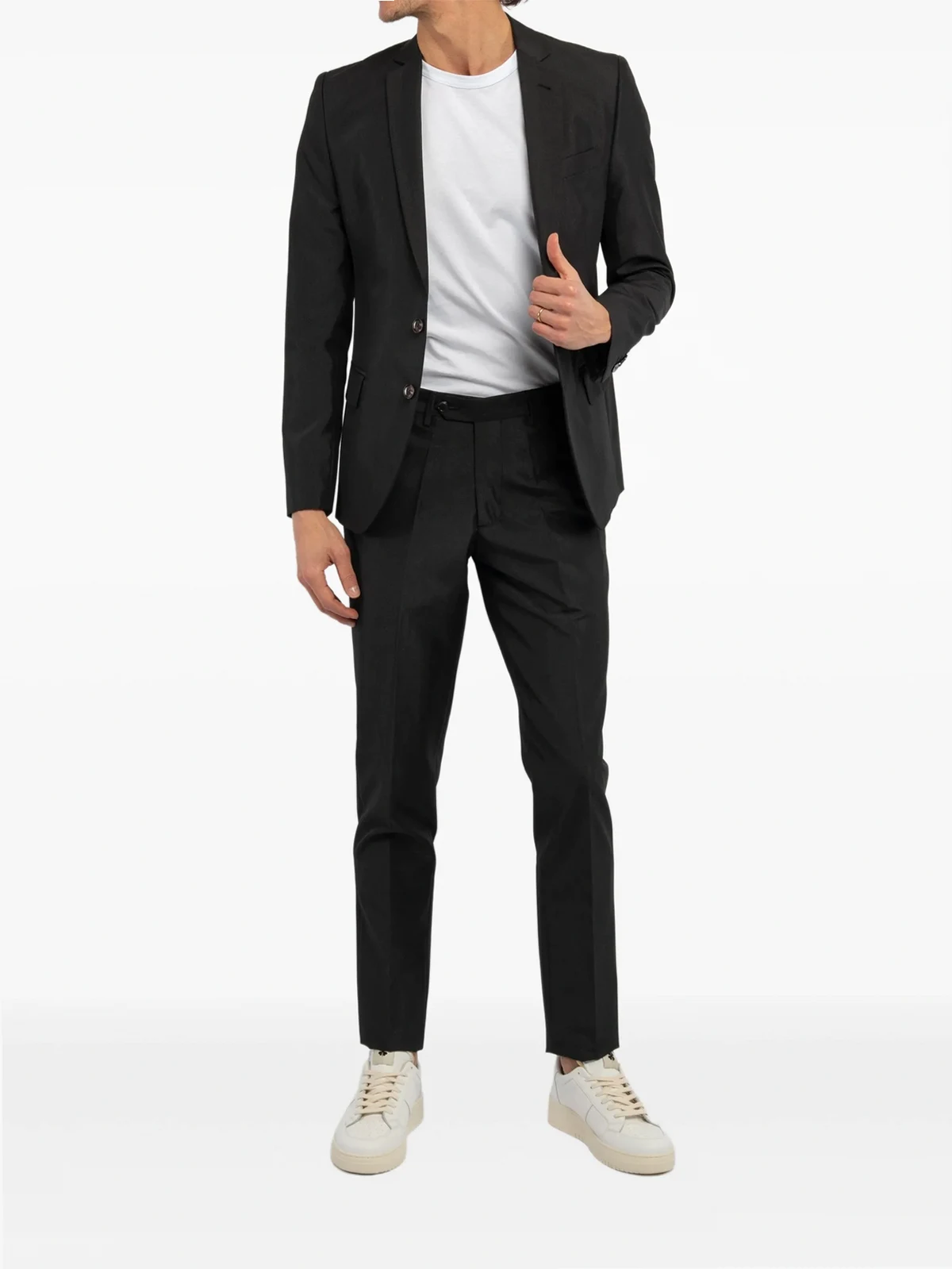 narrow-lapels buttoned suit