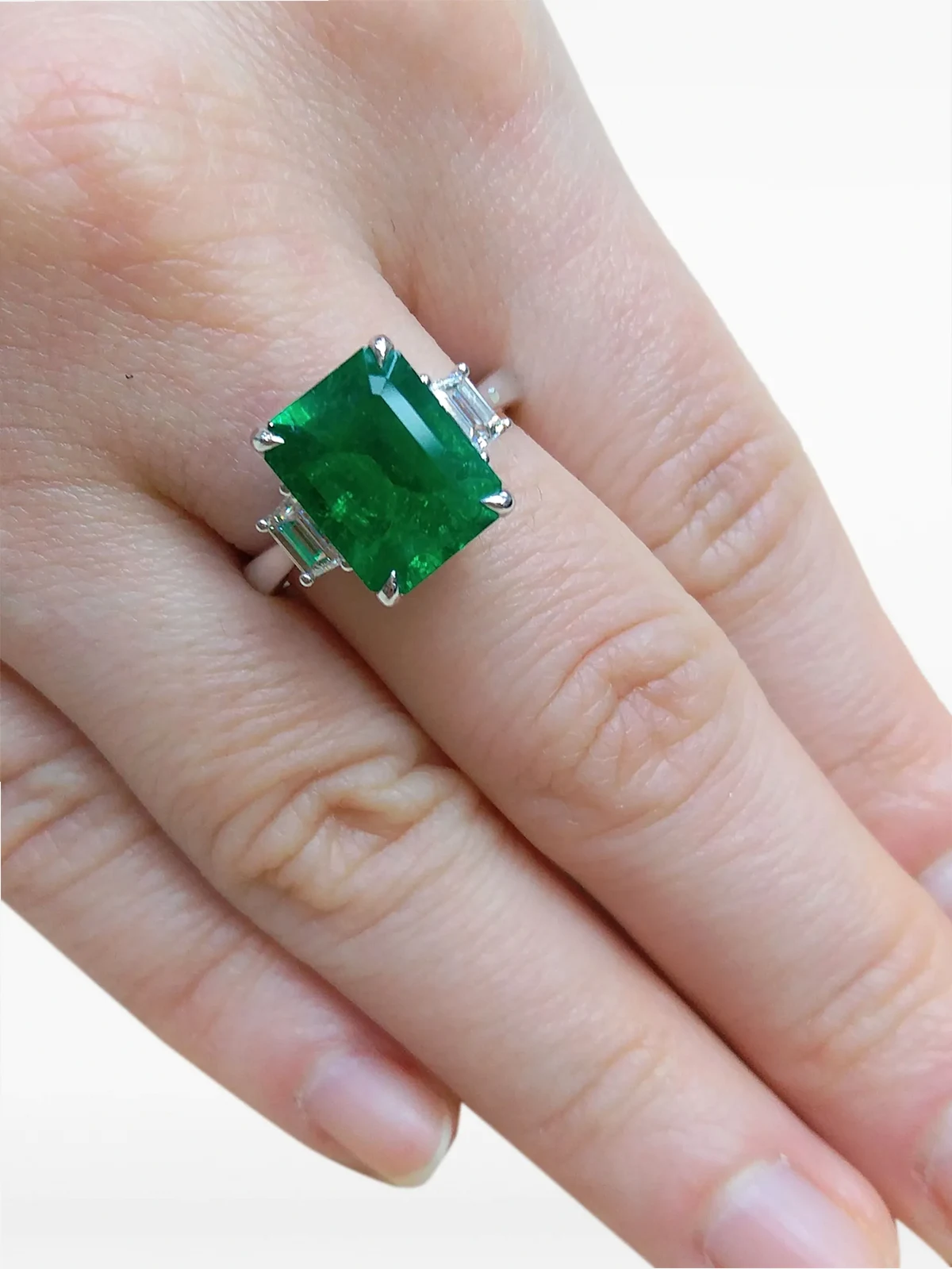 18K white diamond and emerald ring