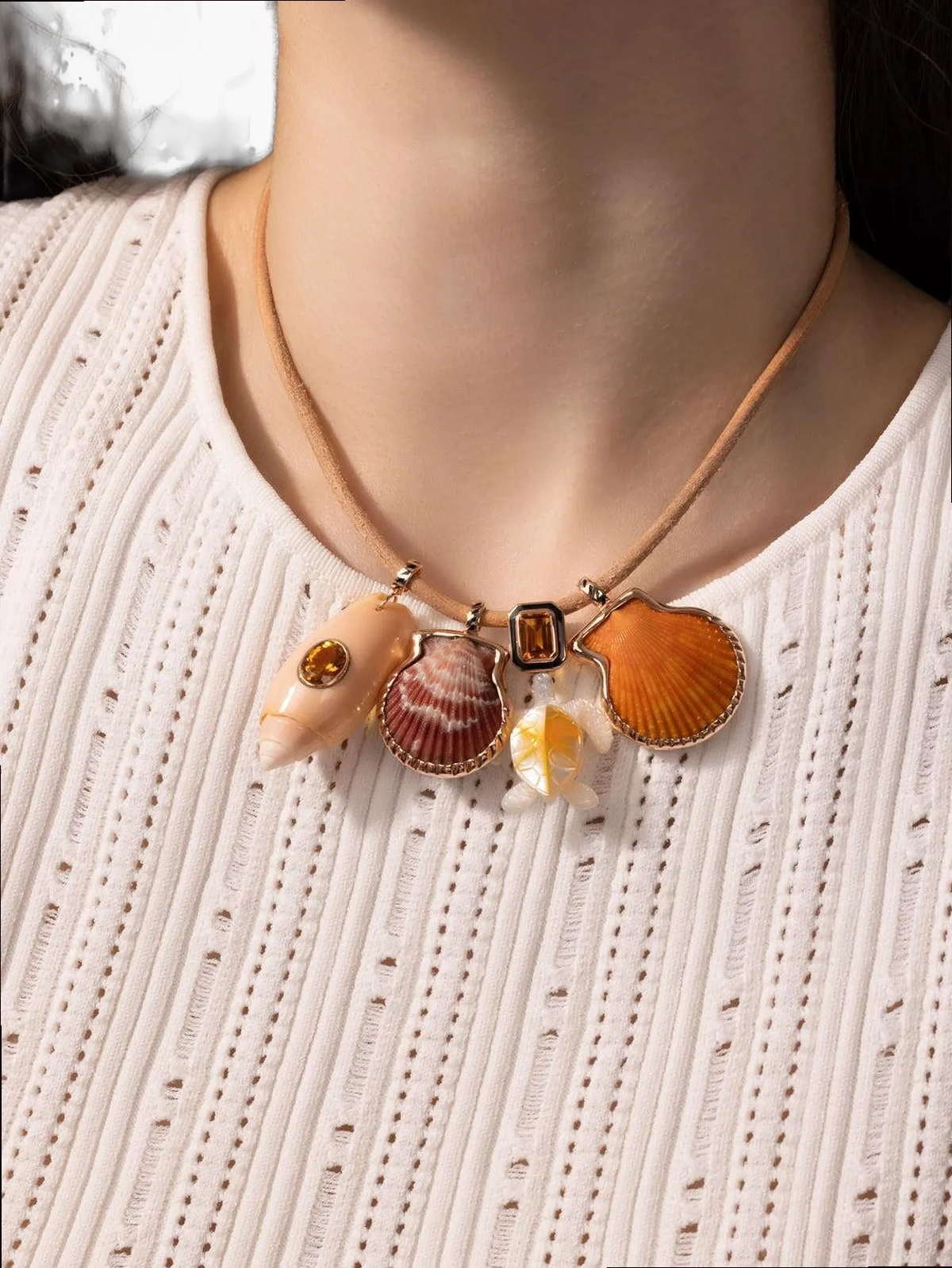 Emaillierter 18kt Rotgold-Muschelanhänger