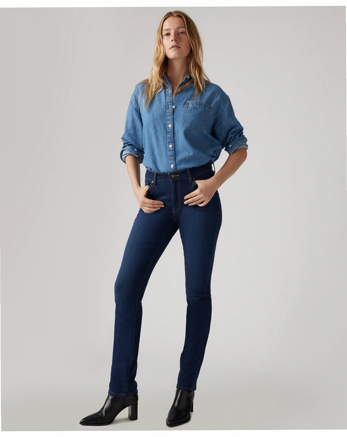 Women's Classic Mid-Rise Straight-Leg Jeans