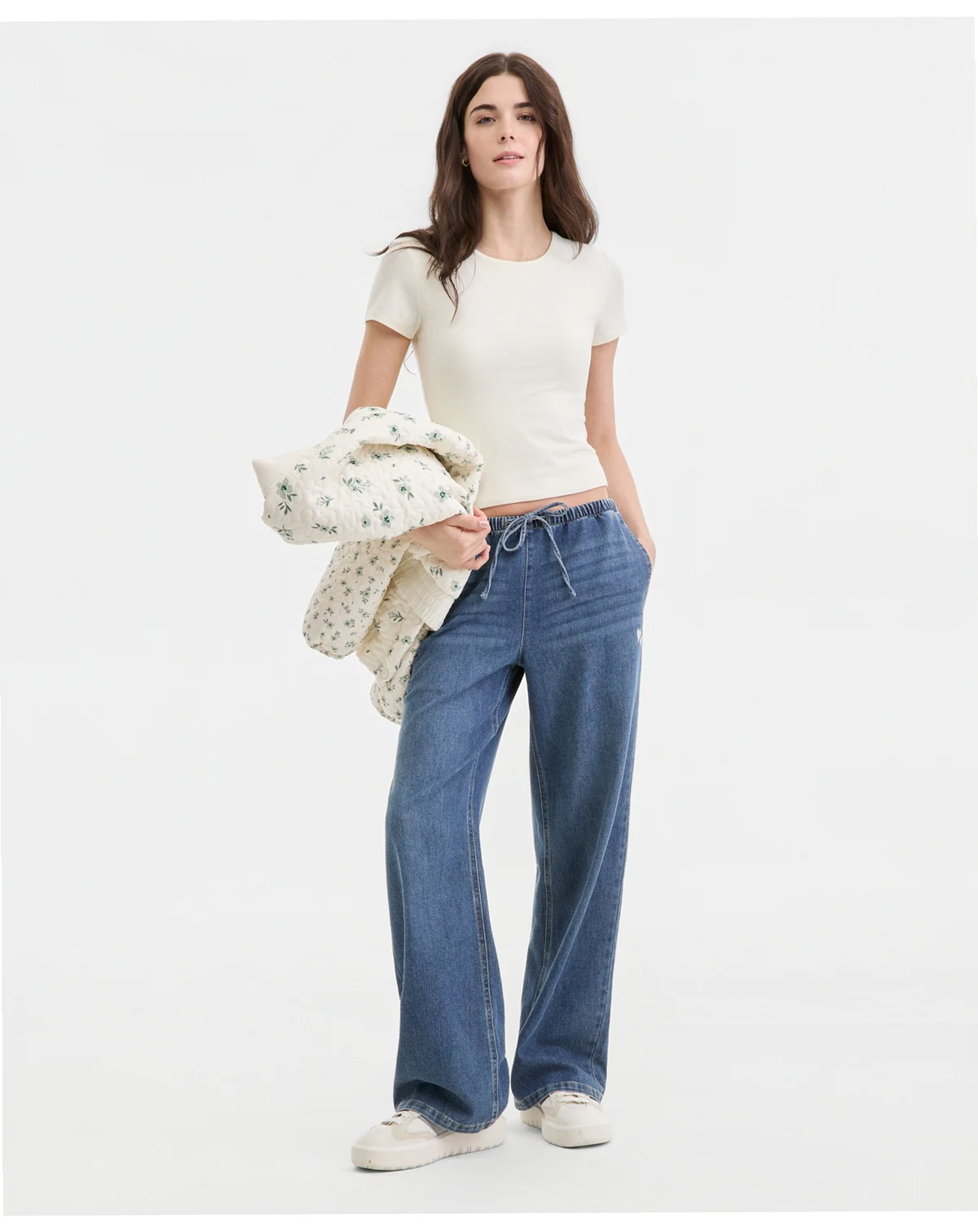 Juniors' Heart-Embroidered Drawstring Wide-Leg Jeans