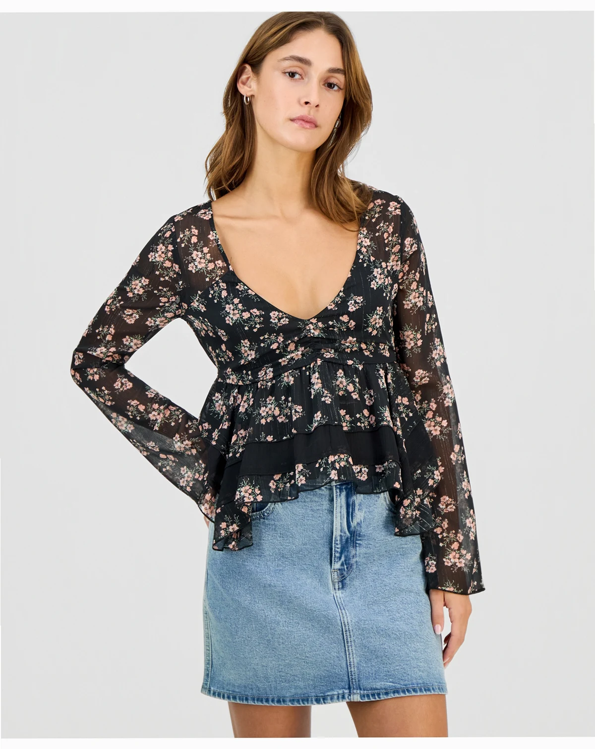 Juniors' Long-Sleeve Hanky-Hem Woven Top