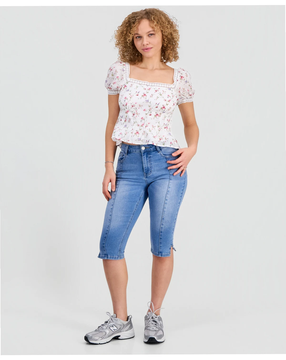Juniors' Slit-Hem Capri Jeans
