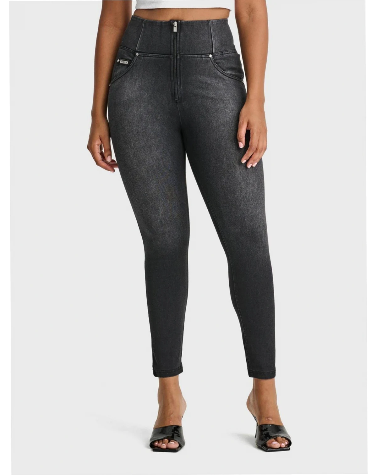 Women's Curvy High-Rise Sculpting Skinny Jeans
