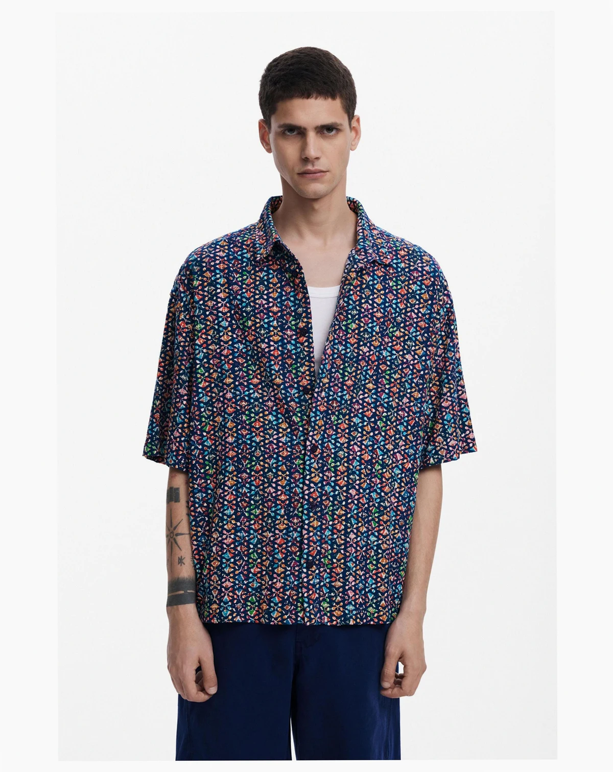 Men's Short-sleeve shirt with ethnic embroidery