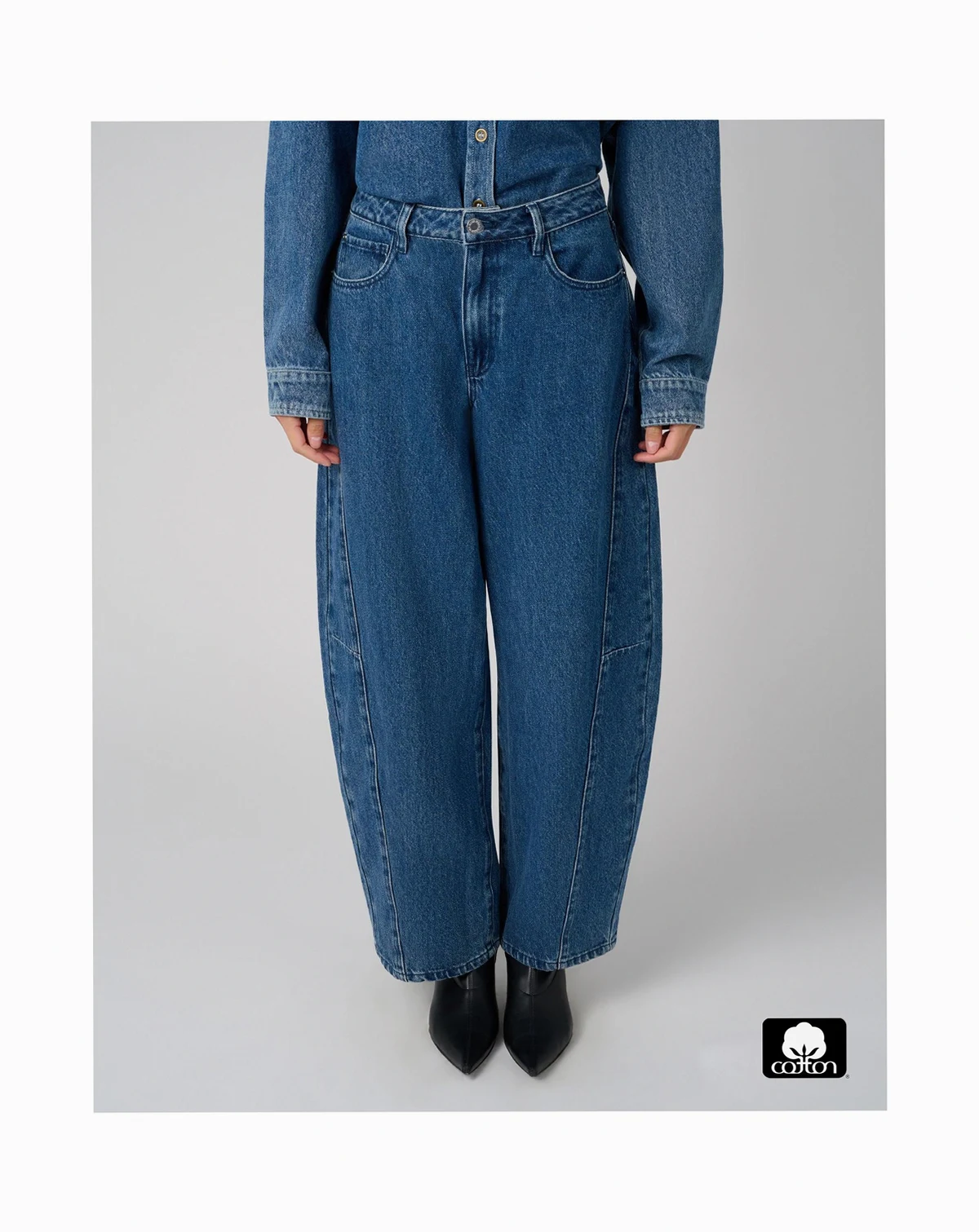 Women's Mid Rise Barrel Jeans.