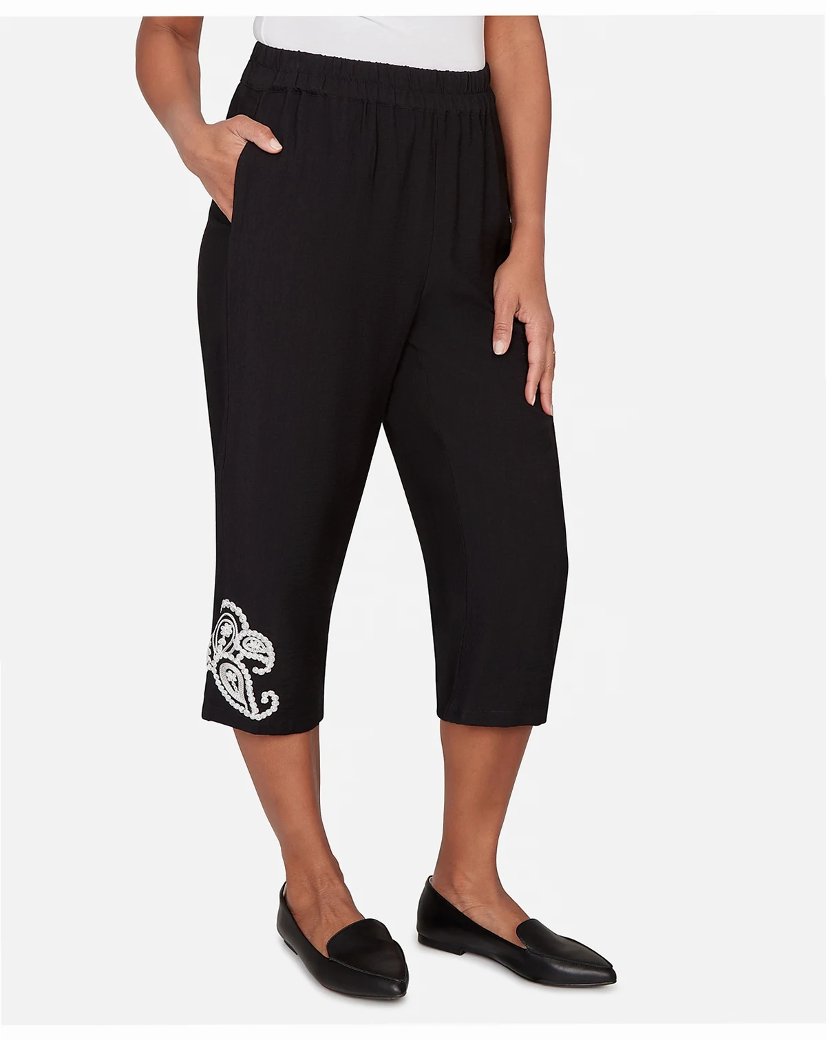 Women's Crowd Pleaser Paisley Embroidered Relaxed Capri Pants