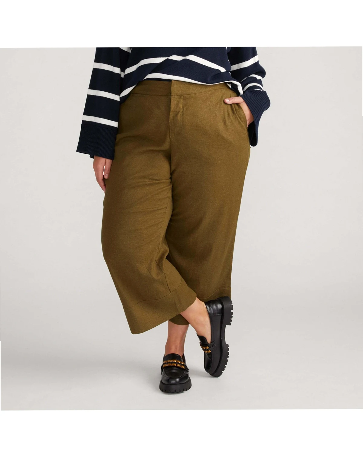 Plus Size Courtyard Linen Capris