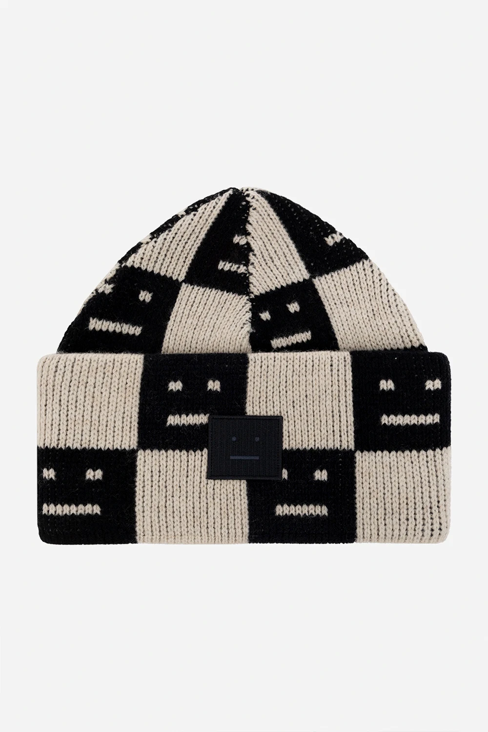 Wełniana czapka z naszywką