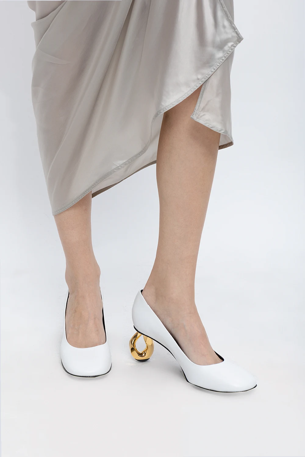 Leather pumps