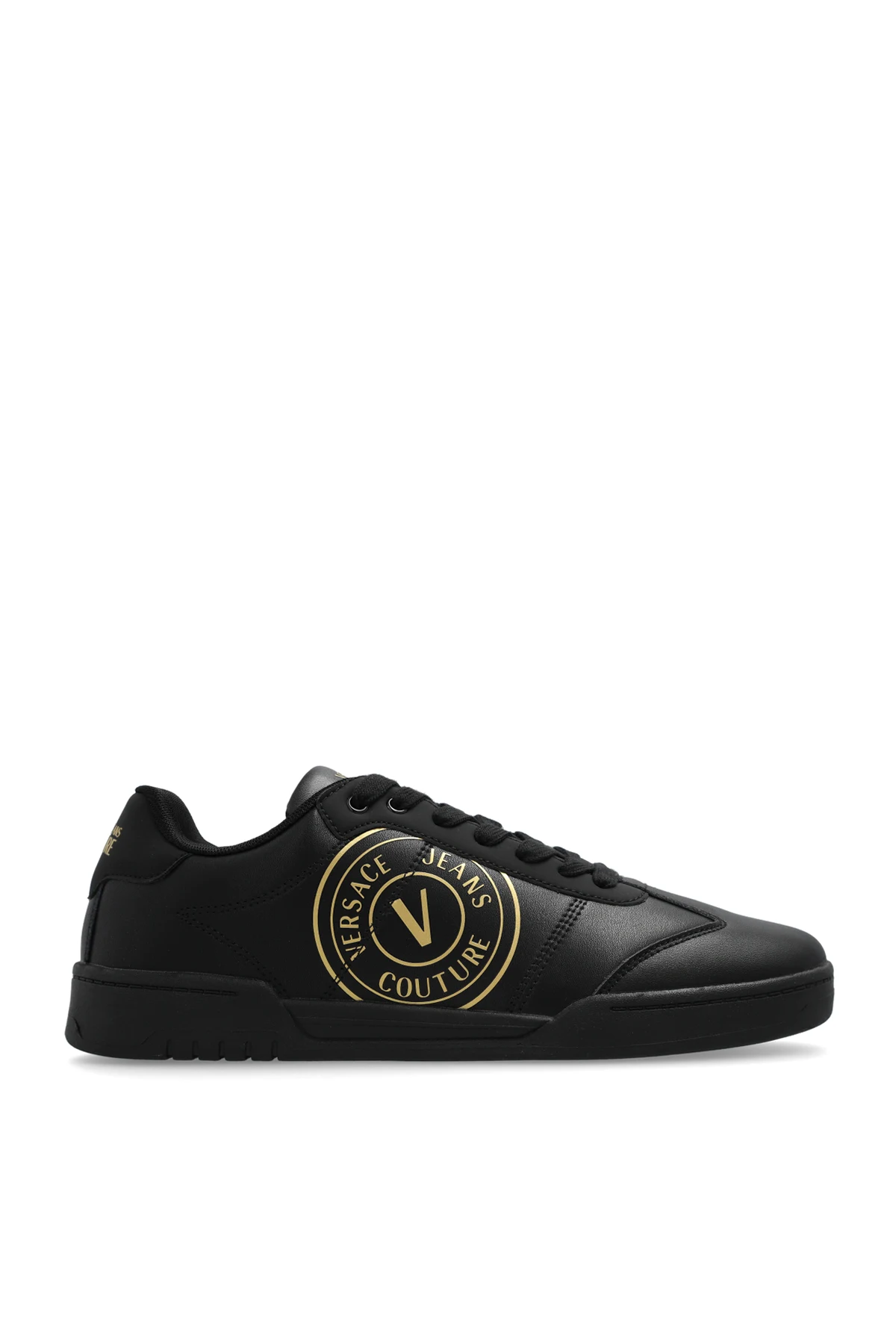 Sports shoes with logo