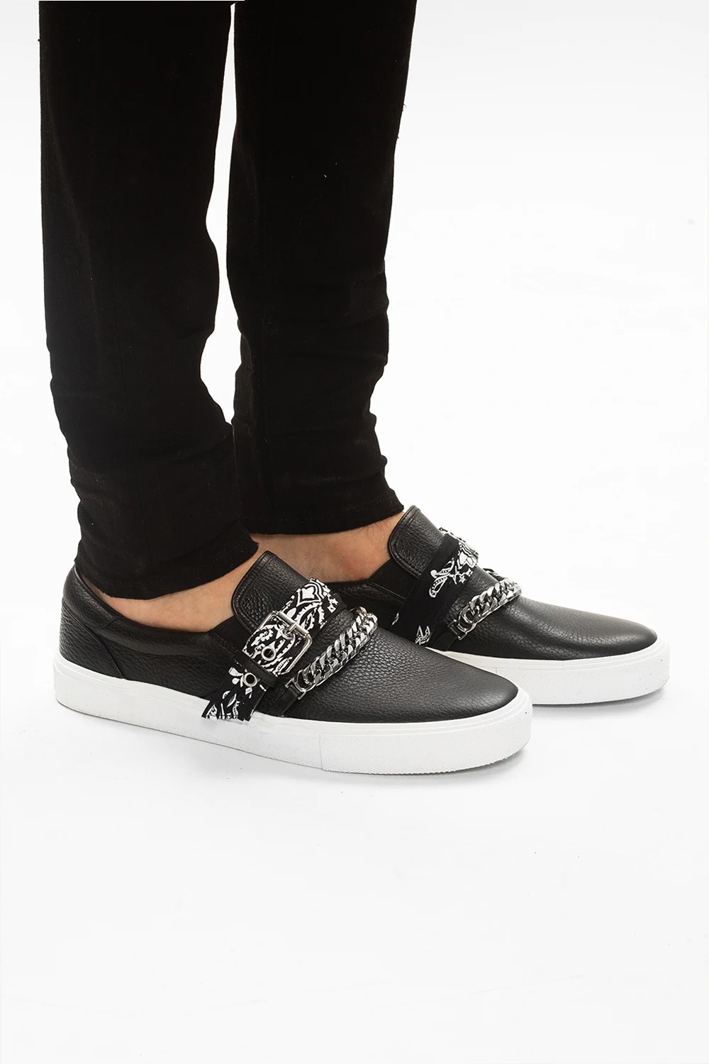 Buty sportowe z łańcuchem