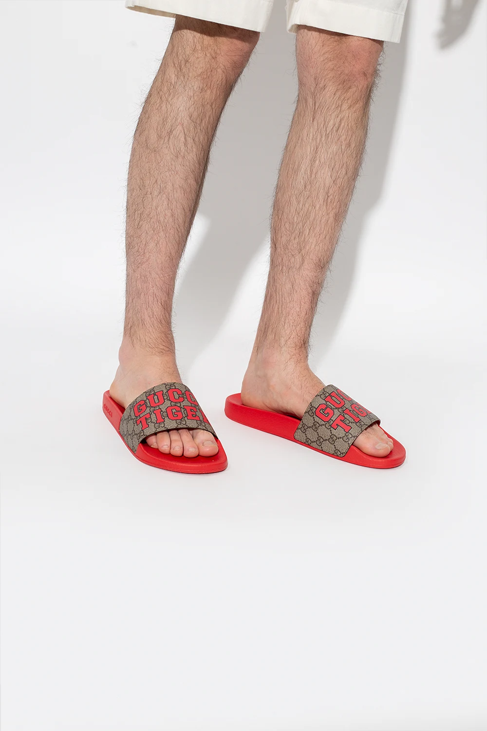 Klapki z kolekcji ‘Gucci Tiger’