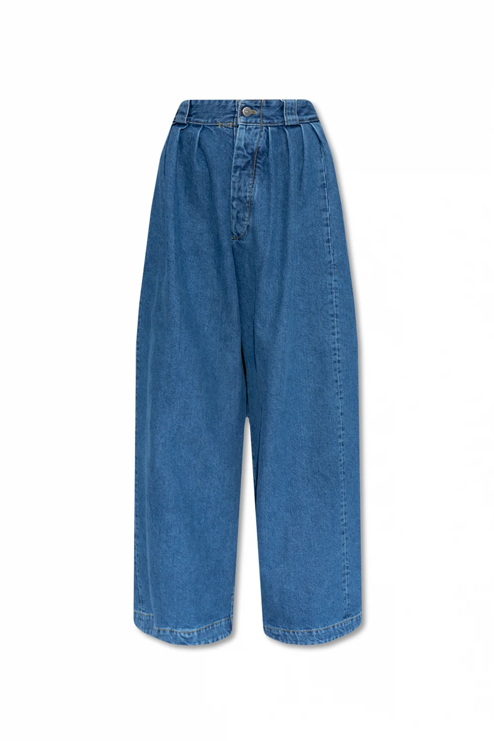 Loose-fitting jeans