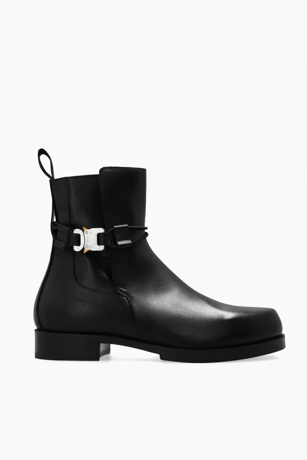 Botki z charakterystyczną klamrą