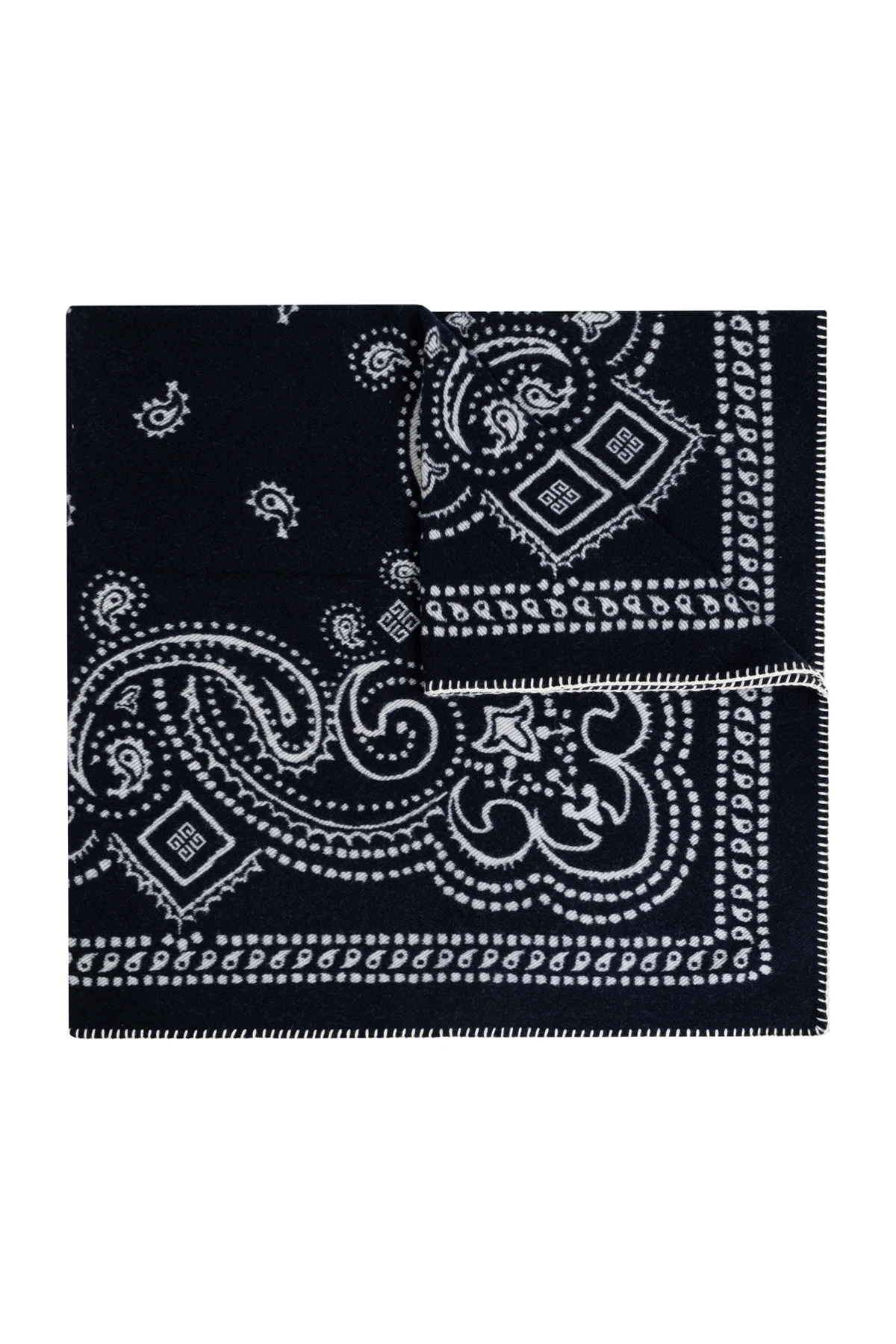 Koc z wyszytym wzorem