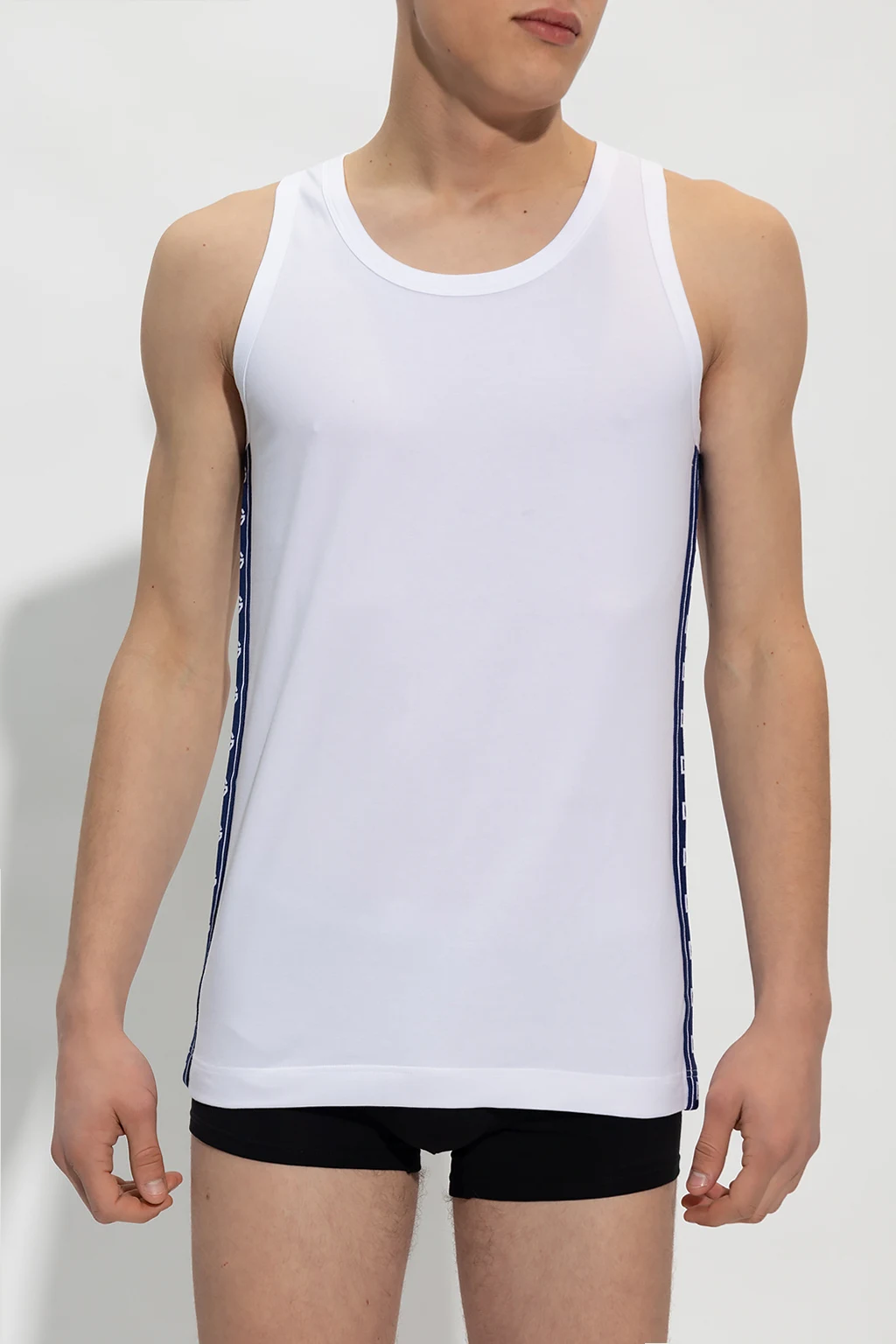 Sleeveless T-shirt