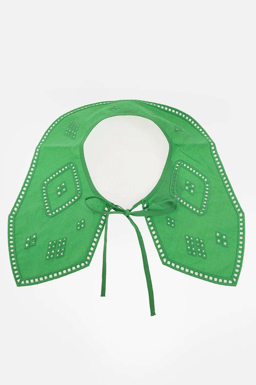 Collar with broderie anglaise