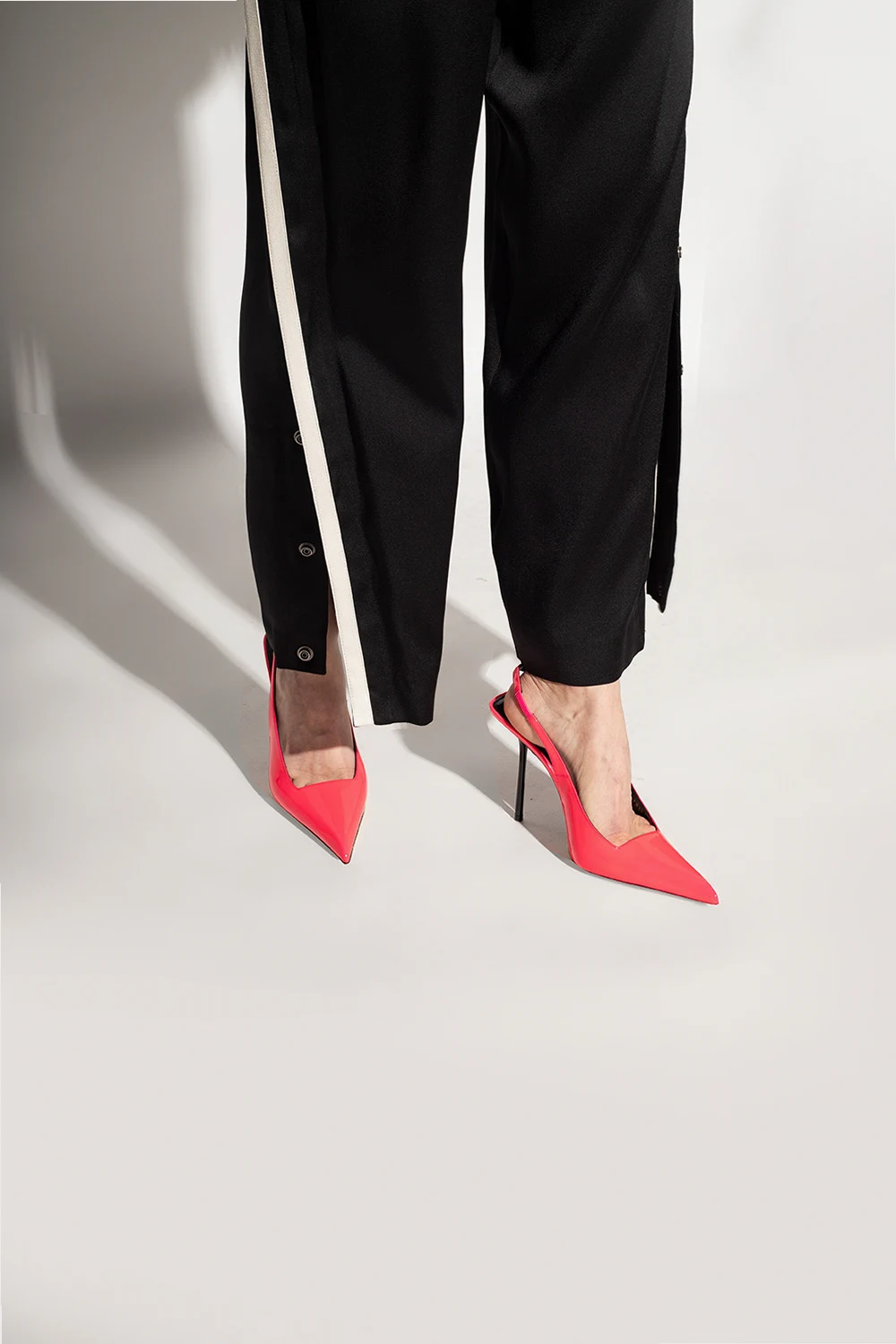 ‘Kiss’ pumps