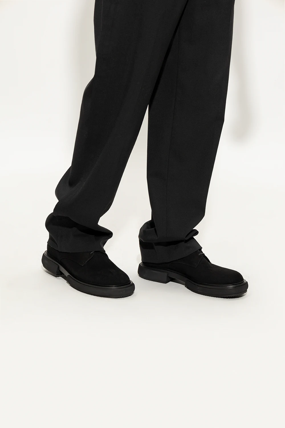 Zamszowe buty typu ‘derby’