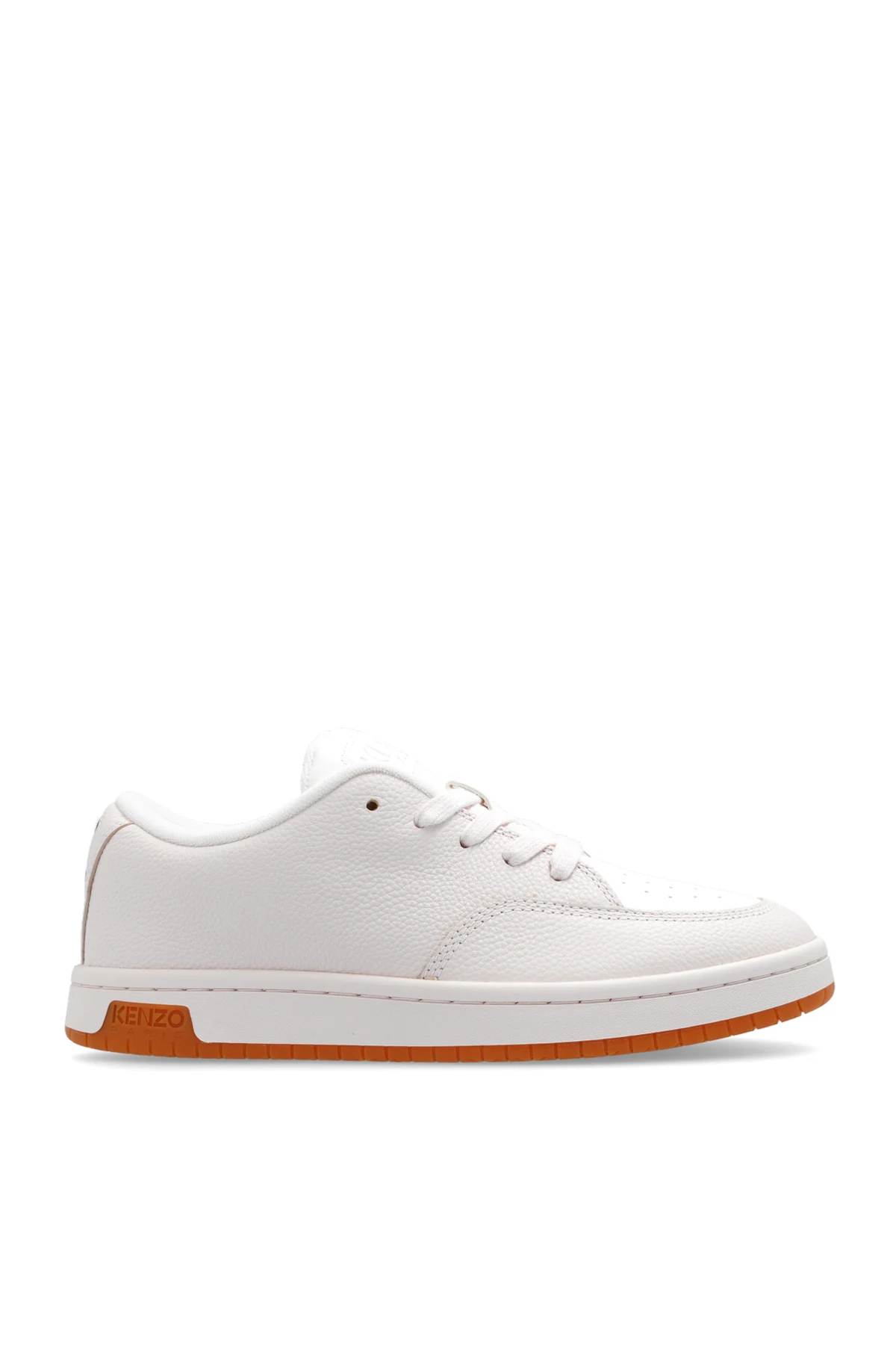 Sports shoes with logo