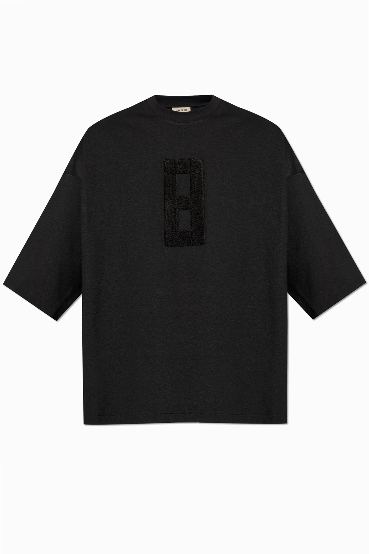 T-Shirt mit einem Aufnäher