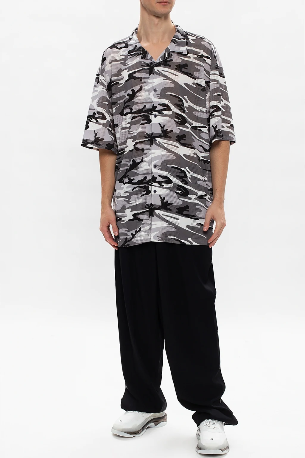 Trousers with snaps
