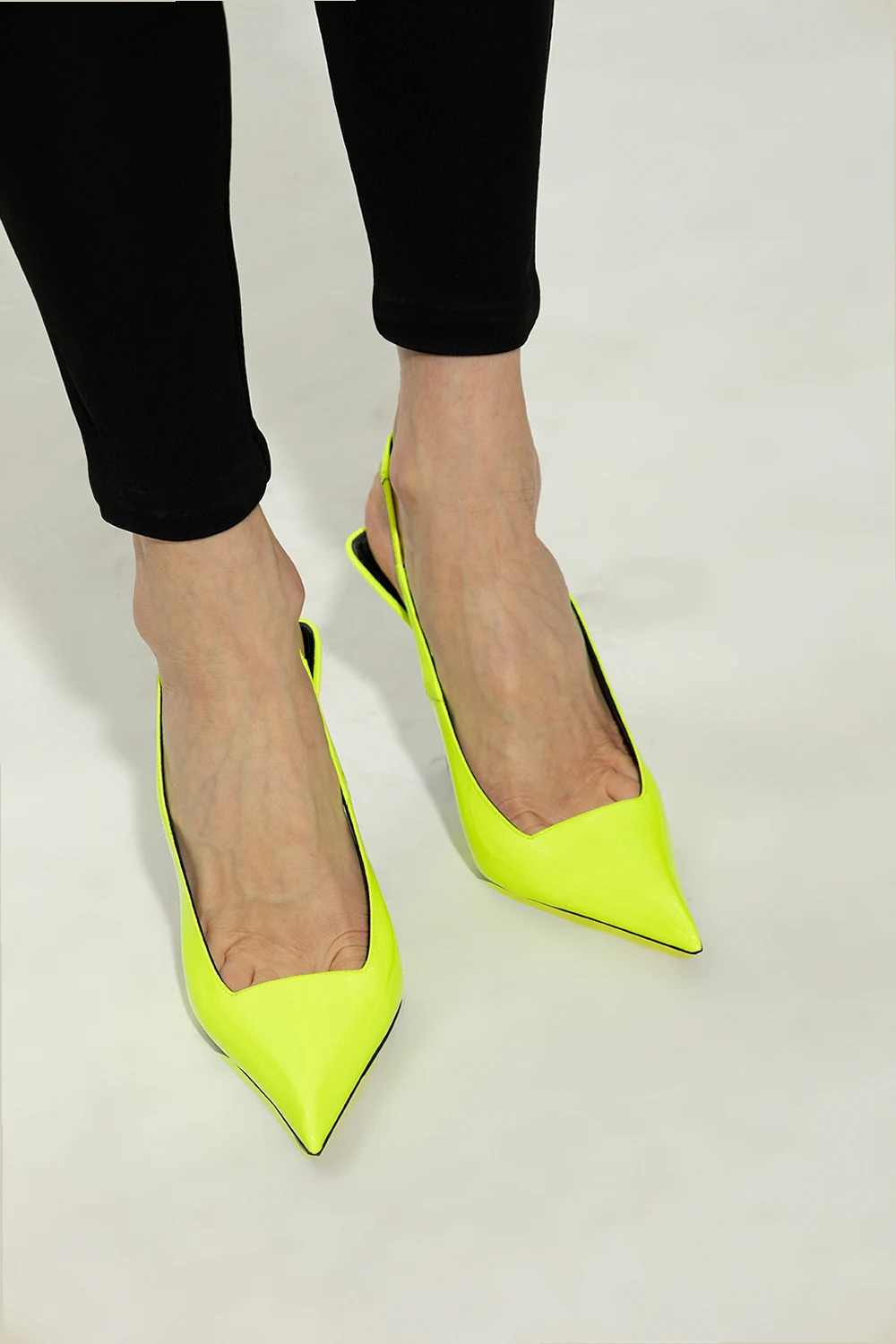 ‘Kiss’ slingback pumps