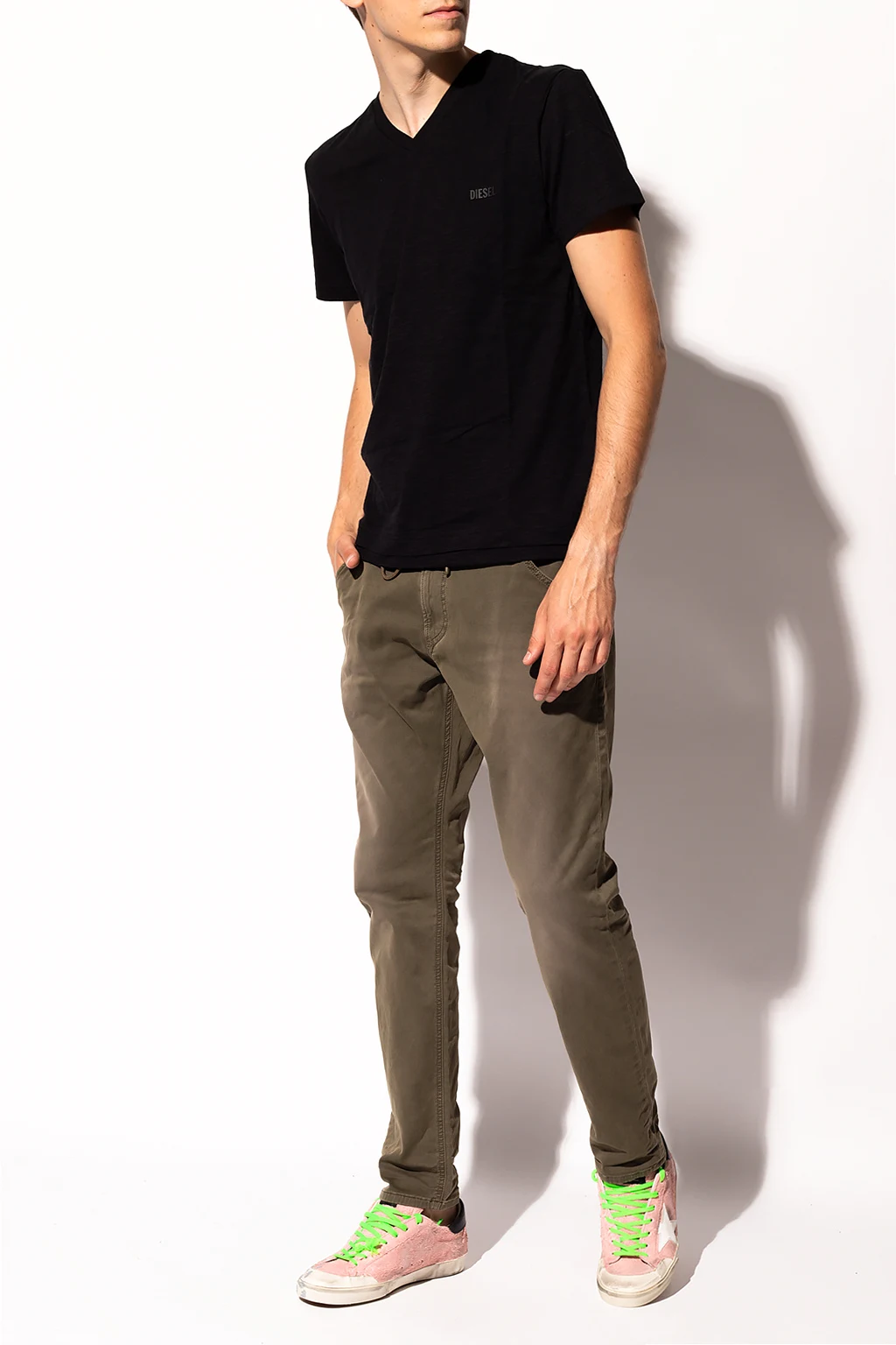 T-shirt z dekoltem w serek