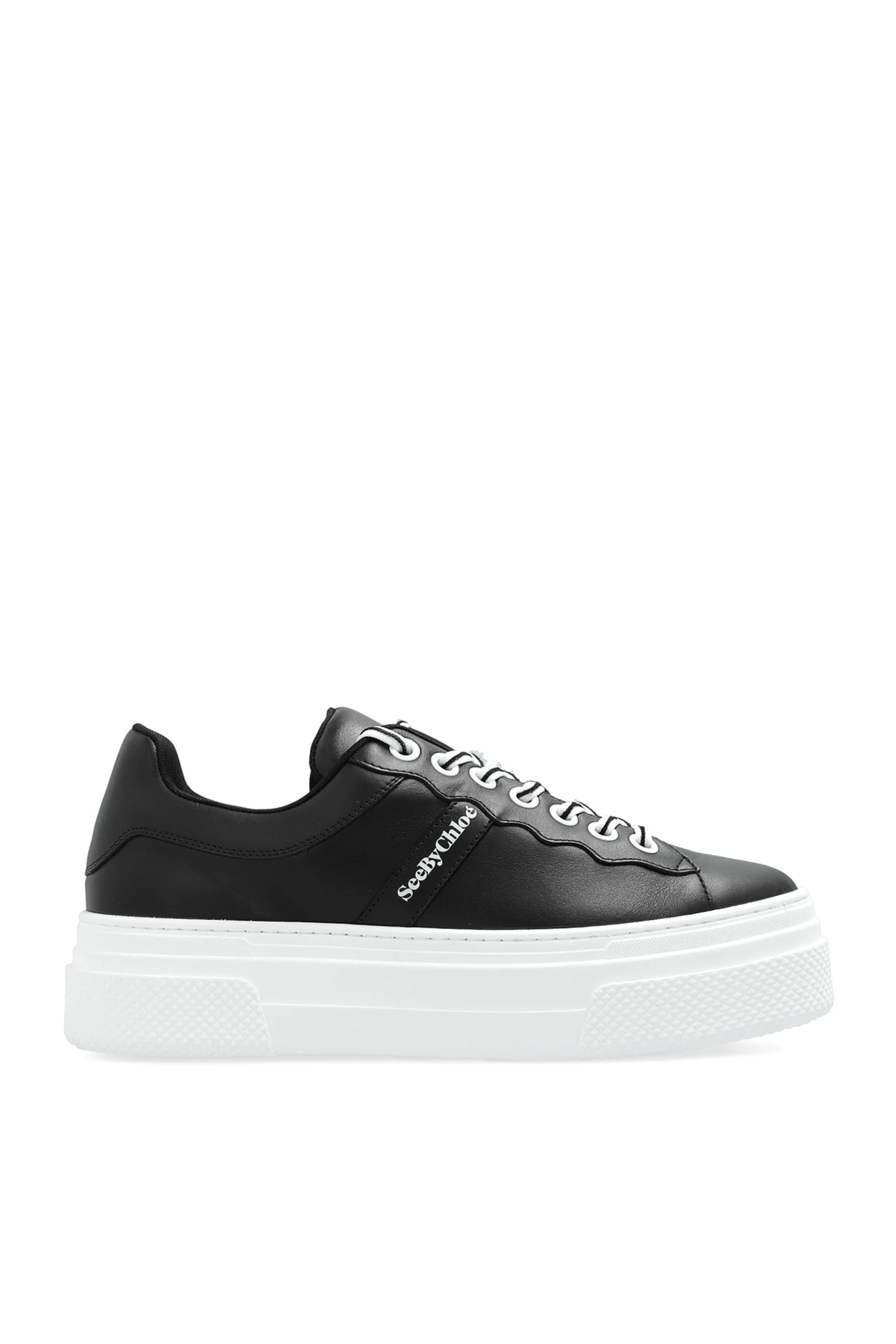 Sportschuhe auf Plattform