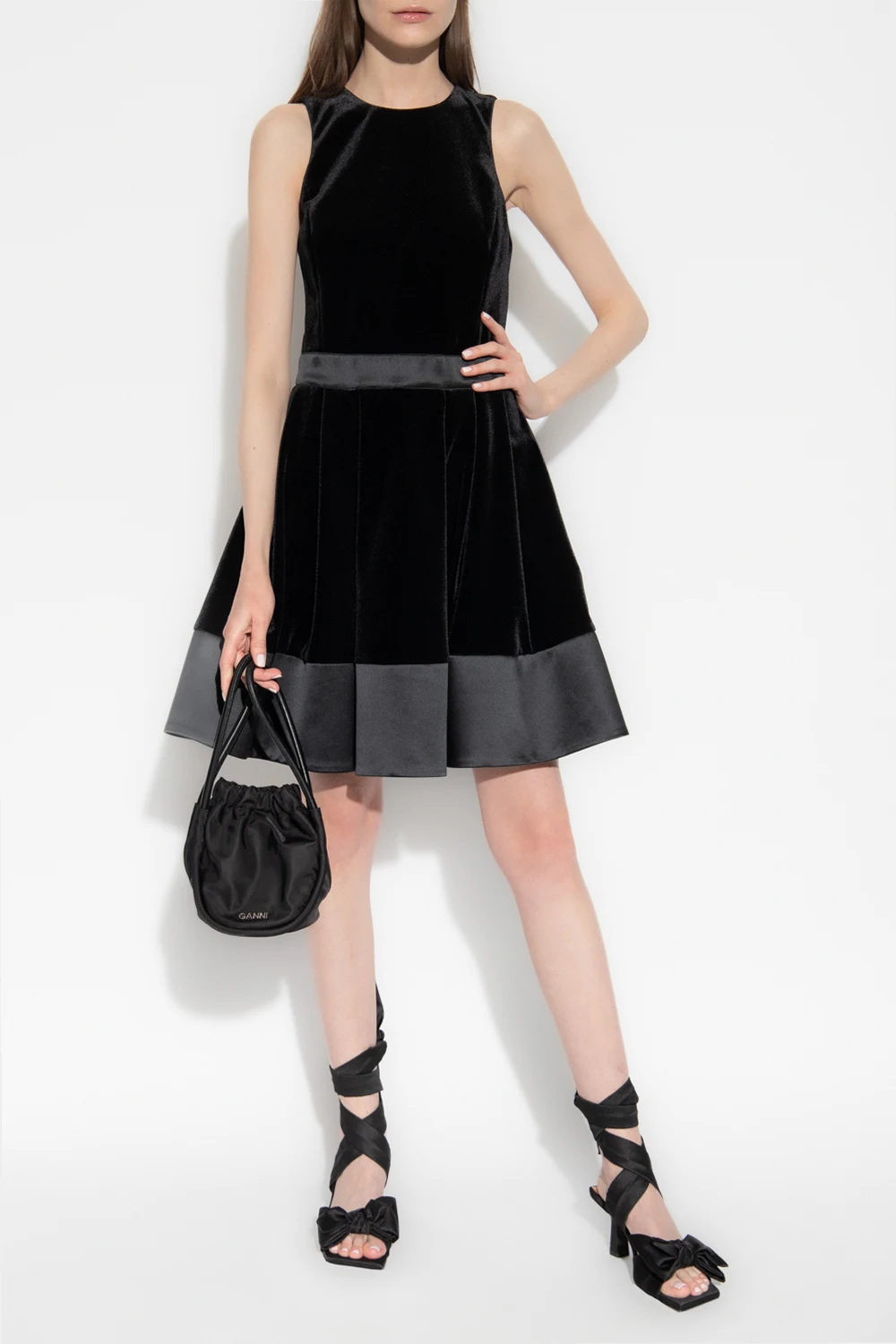 Sleeveless velvet dress