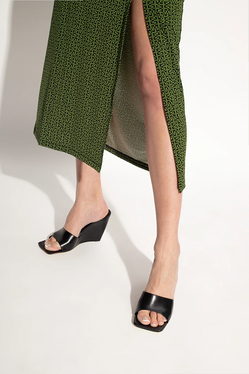 Klapki na koturnie ‘Gaia’