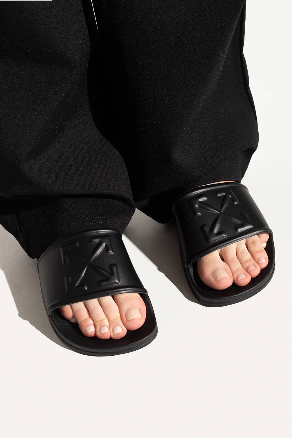 Klapki z wzorem w pasy