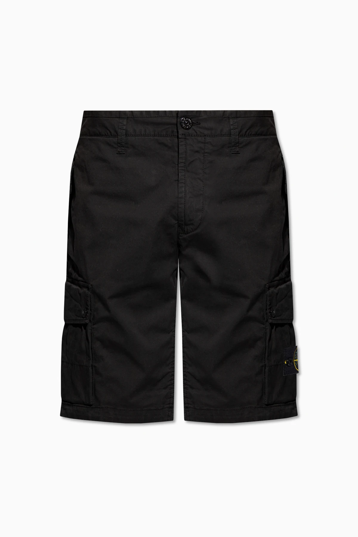 Shorts mit einem Aufnäher