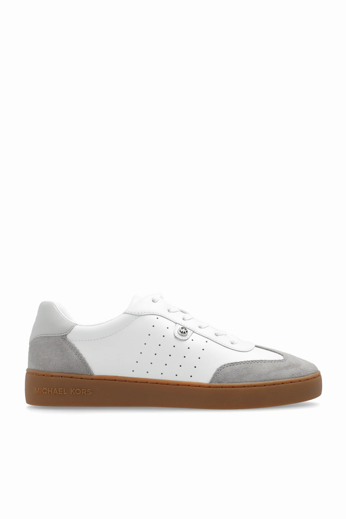 Sports shoes with logo