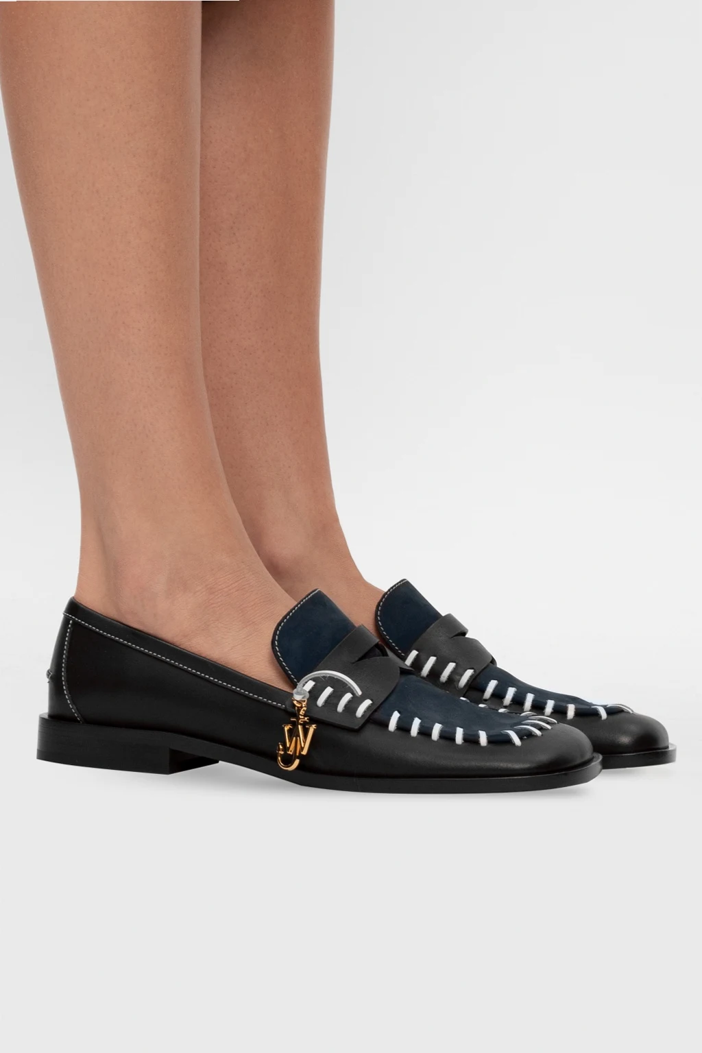 Mokasyny z zawieszką z logo