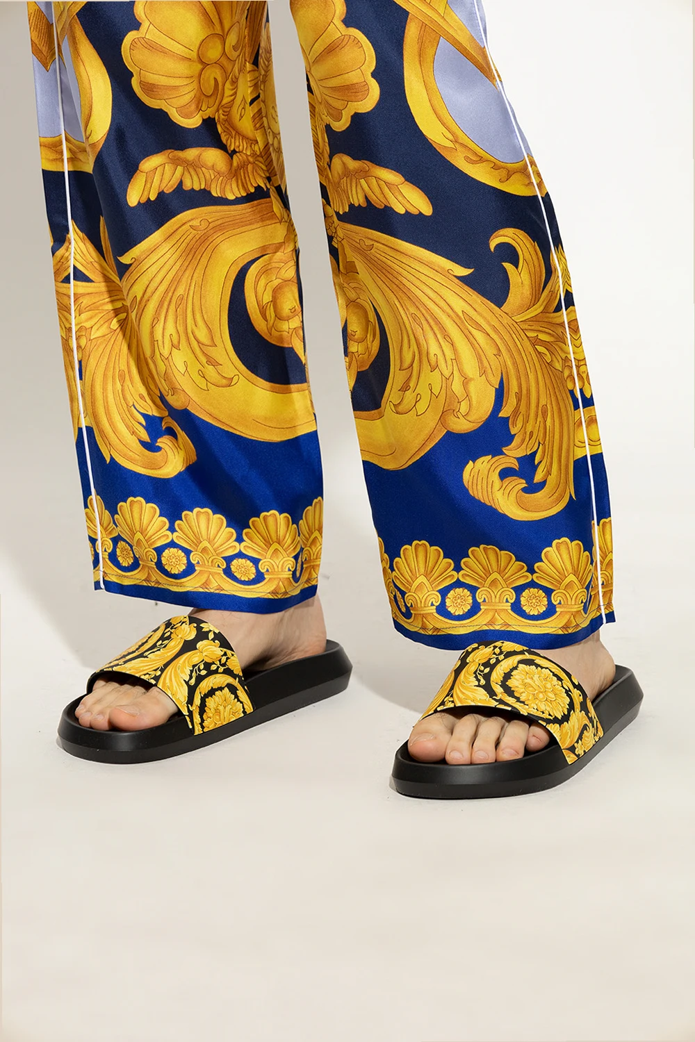 Klapki z wzorem barokowym