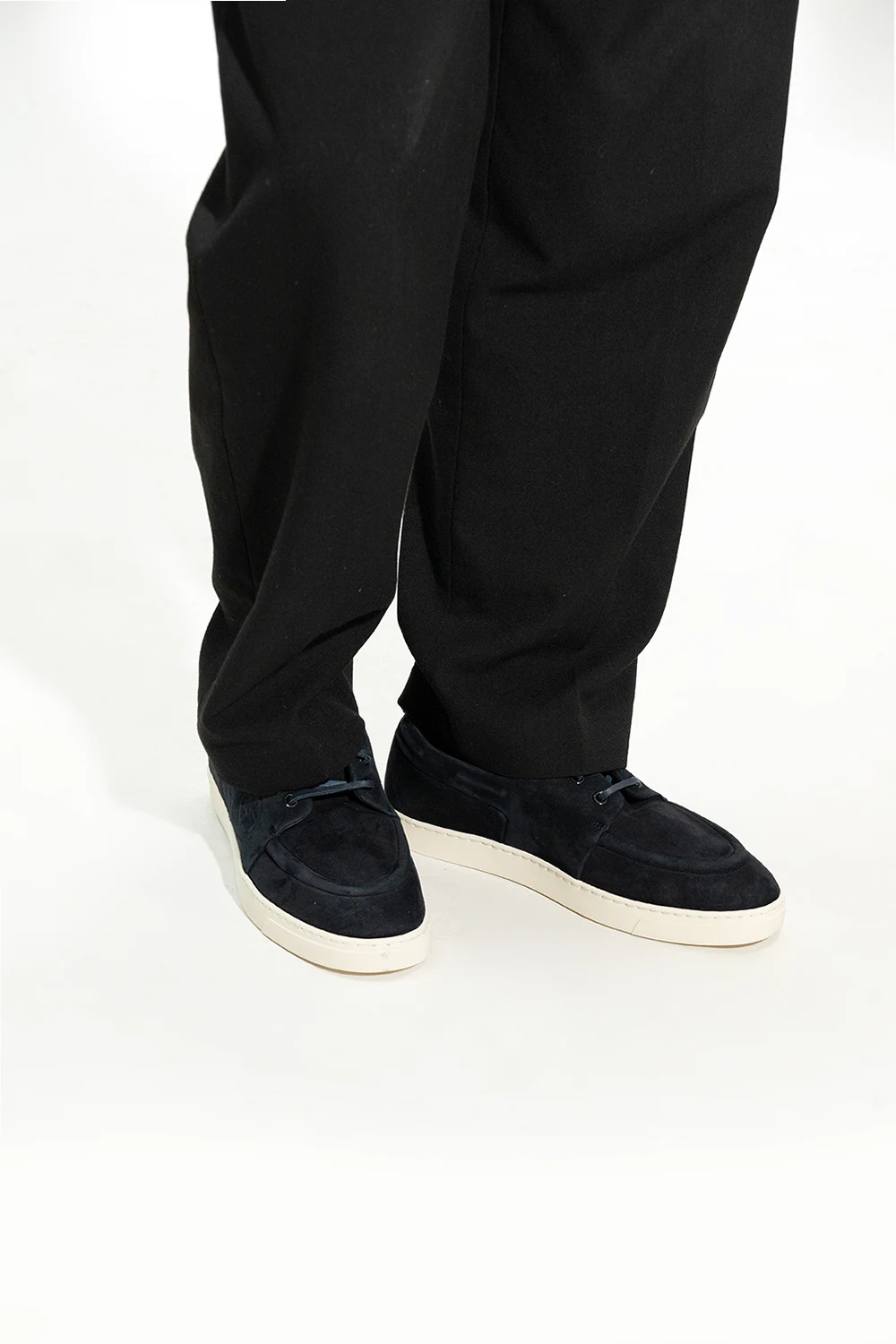 Leather shoes with logo