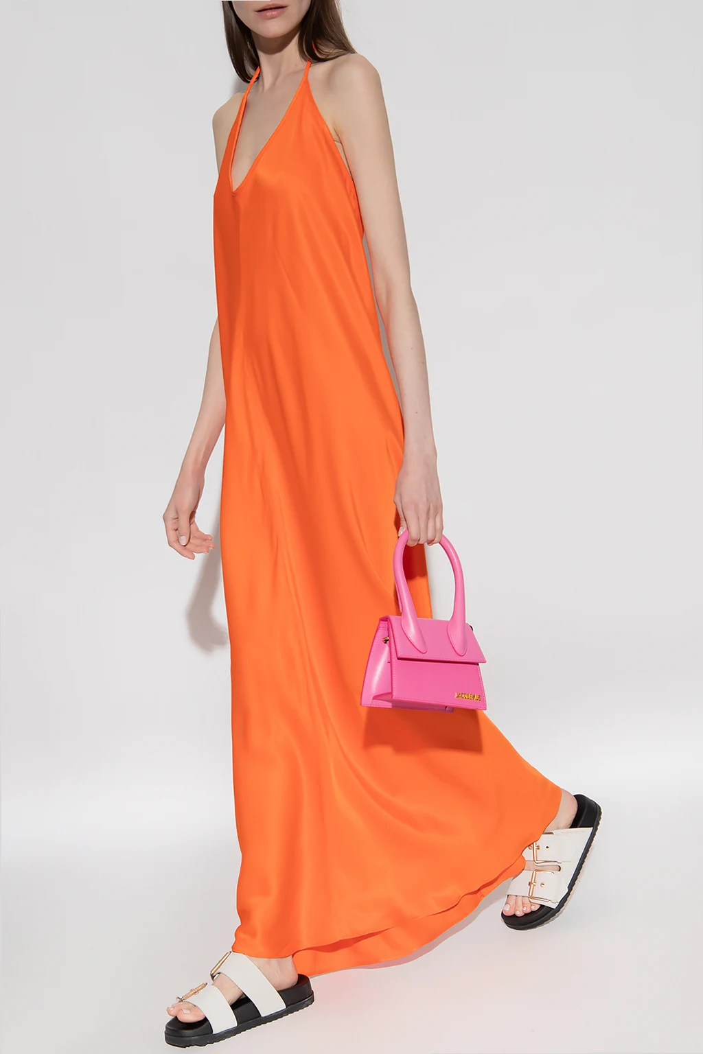 Satynowa sukienka z odkrytymi ramionami ‘Suzi’