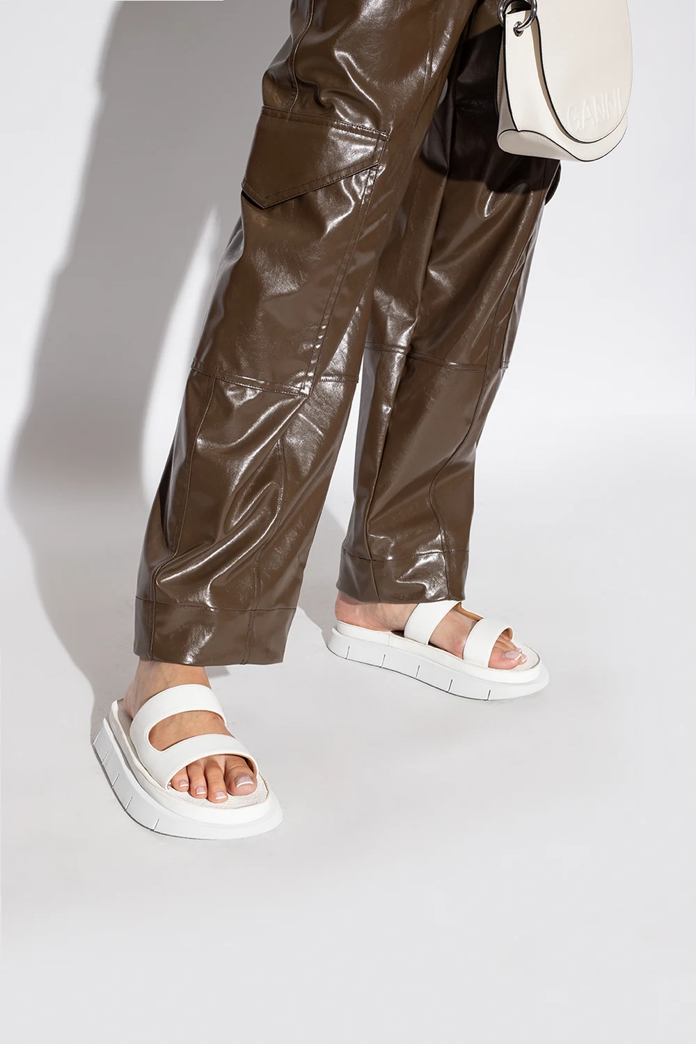 Klapki na platformie  ‘Intagliato’