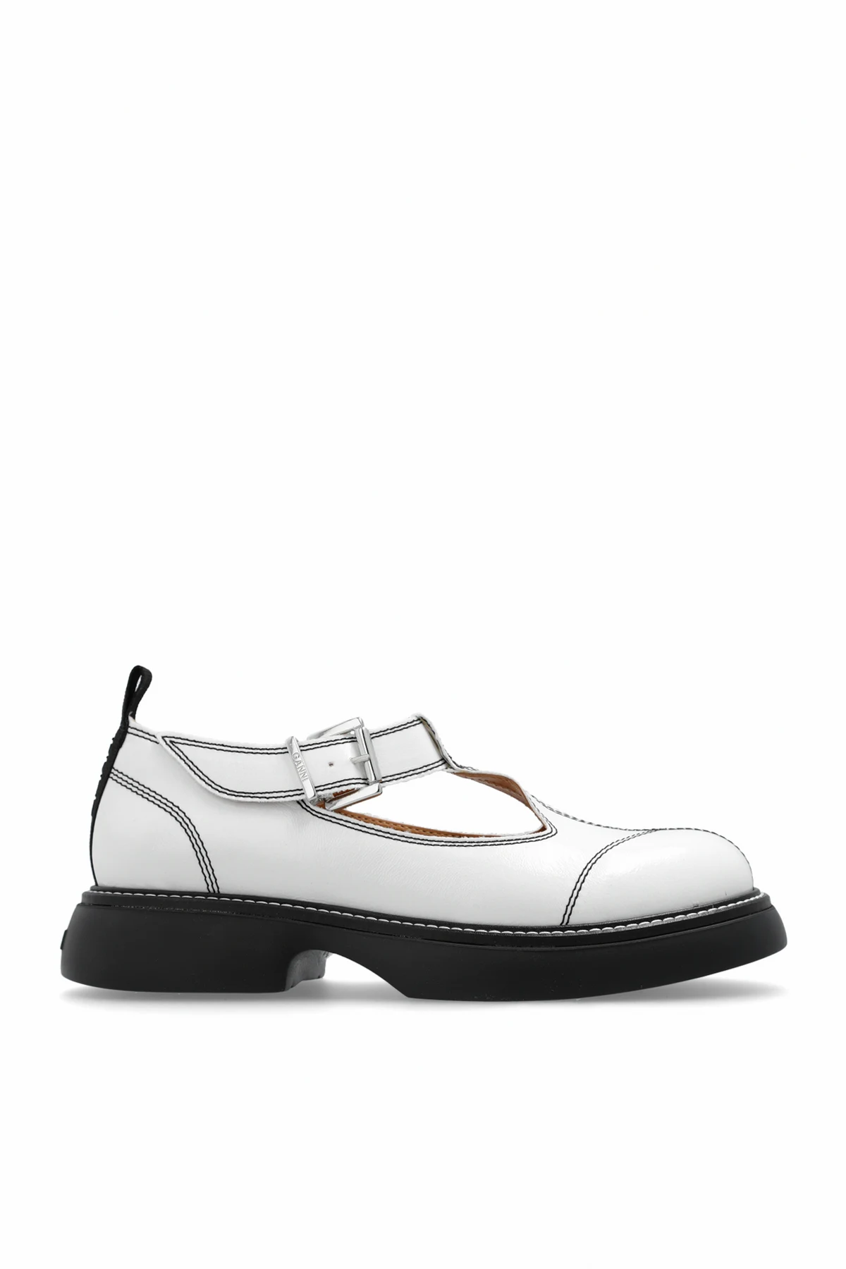 Buty z przeszyciami