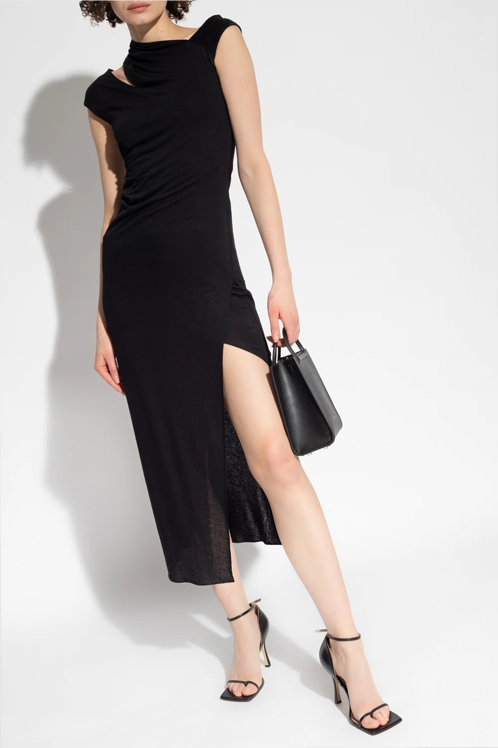 Sukienka z rozcięciem