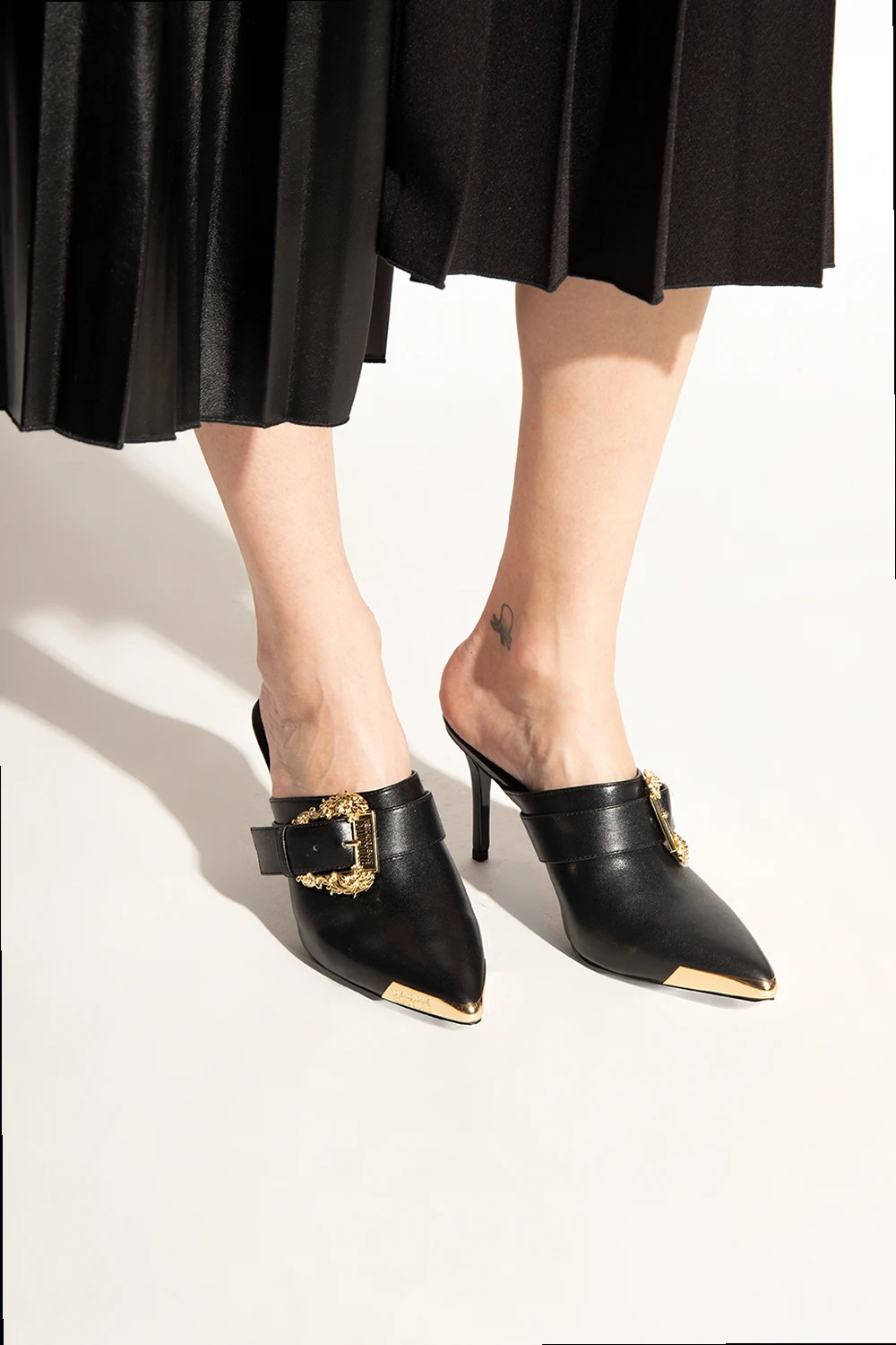 Skórzane klapki na obcasie