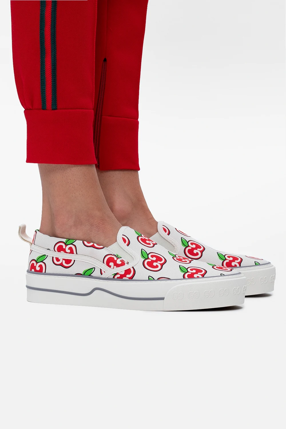 Wzorzyste buty sportowe typu ‘slip on’