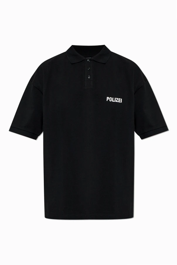 SCHWARZ Polo mit Aufnäher