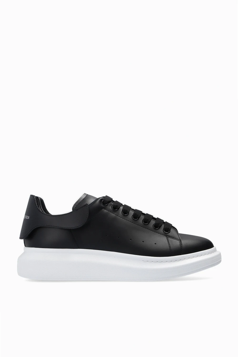 Sneakers with detachable heel tabs